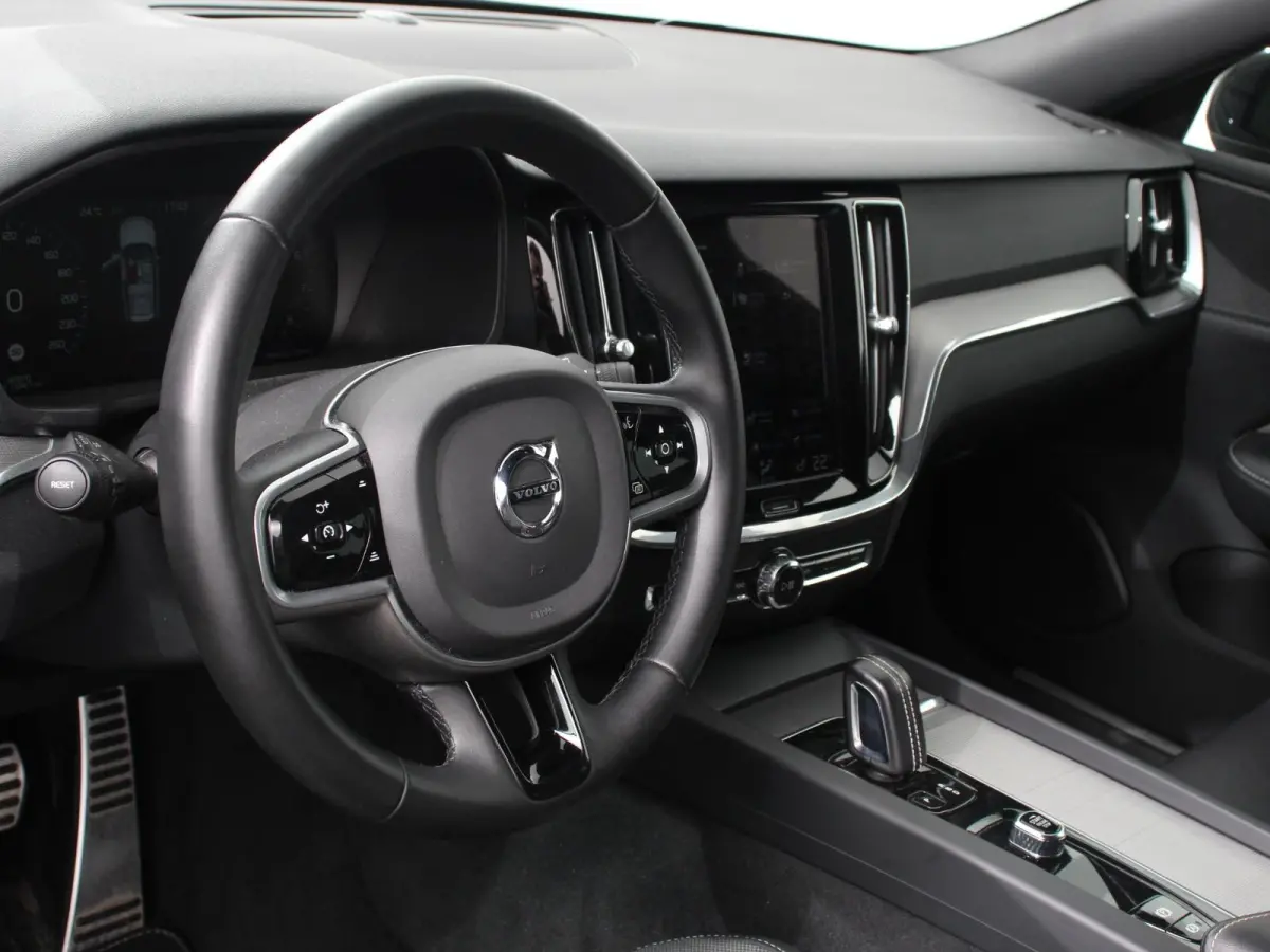 2.0 B4 R-Design Navigatie Climate control Cruise control adaptive Parkeersensoren Achteruitrijcamera Keyless Navigatie Apple Carplay/ Android Auto