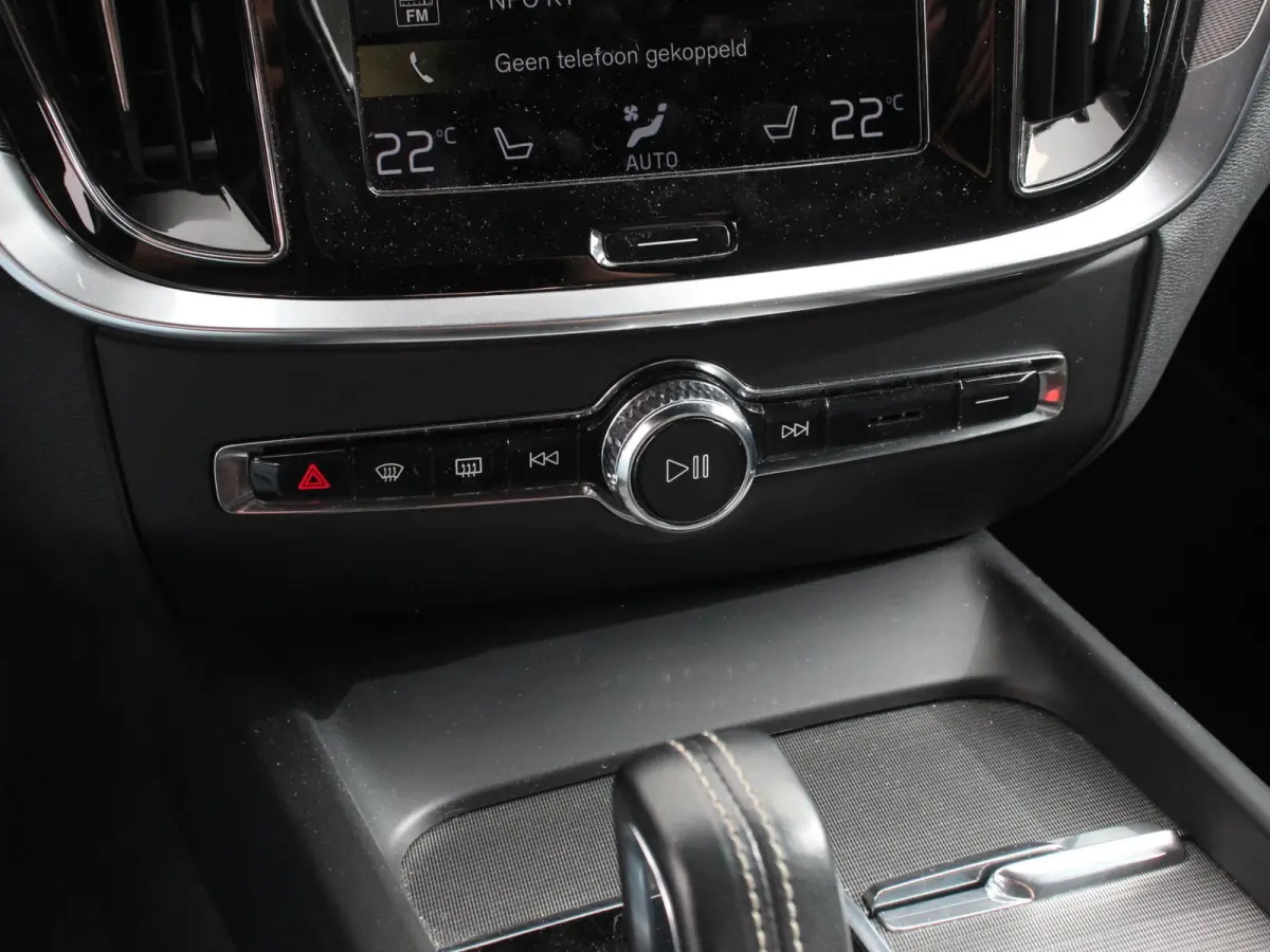 2.0 B4 R-Design Navigatie Climate control Cruise control adaptive Parkeersensoren Achteruitrijcamera Keyless Navigatie Apple Carplay/ Android Auto
