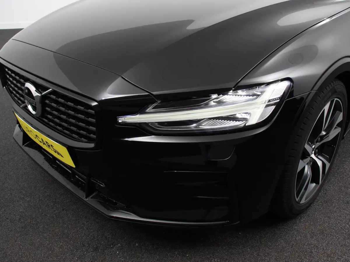 2.0 B4 R-Design Navigatie Climate control Cruise control adaptive Parkeersensoren Achteruitrijcamera Keyless Navigatie Apple Carplay/ Android Auto