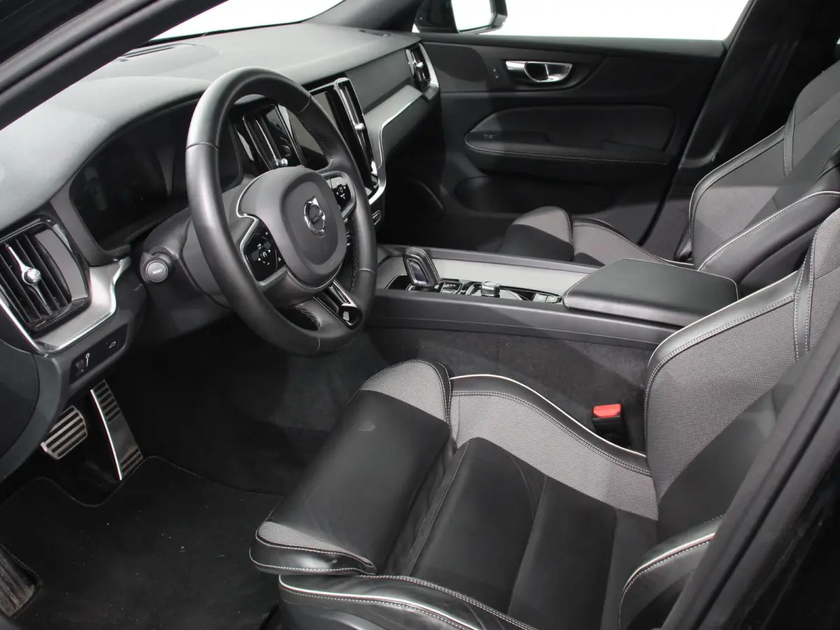 2.0 B4 R-Design Navigatie Climate control Cruise control adaptive Parkeersensoren Achteruitrijcamera Keyless Navigatie Apple Carplay/ Android Auto