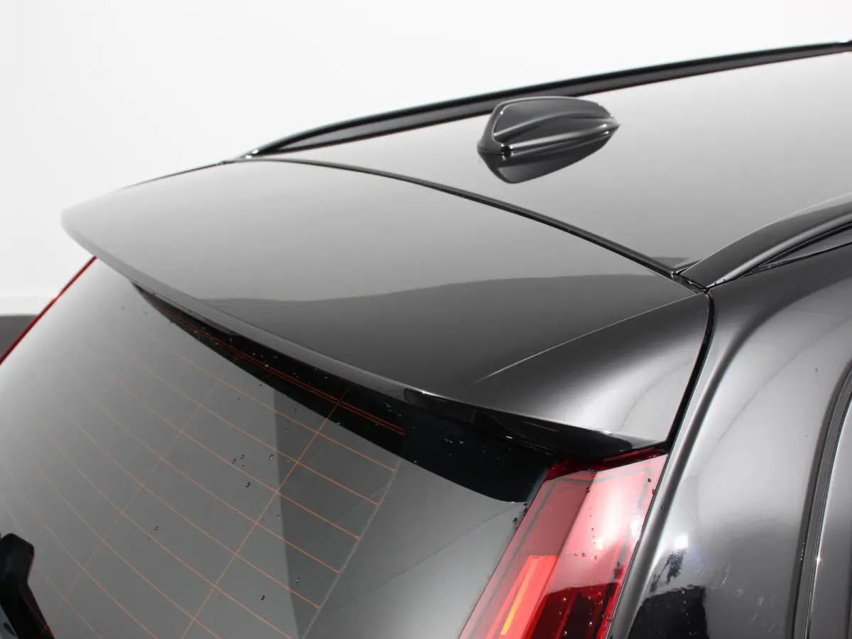 2.0 B4 R-Design Navigatie Climate control Cruise control adaptive Parkeersensoren Achteruitrijcamera Keyless Navigatie Apple Carplay/ Android Auto
