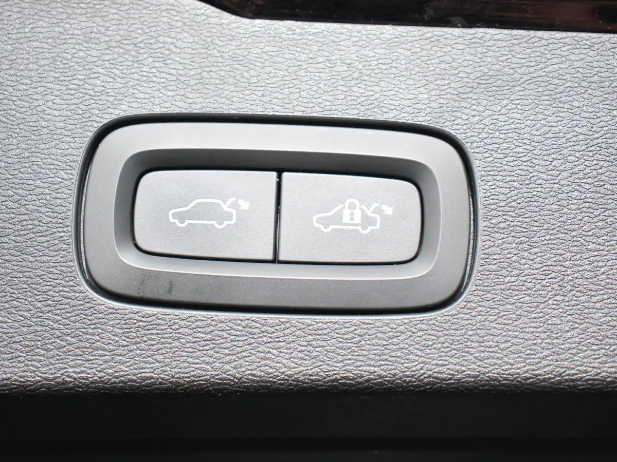 2.0 B4 R-Design Navigatie Climate control Cruise control adaptive Parkeersensoren Achteruitrijcamera Keyless Navigatie Apple Carplay/ Android Auto