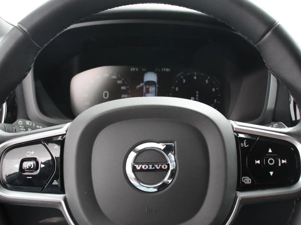 2.0 B4 R-Design Navigatie Climate control Cruise control adaptive Parkeersensoren Achteruitrijcamera Keyless Navigatie Apple Carplay/ Android Auto