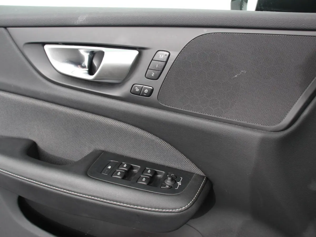 2.0 B4 R-Design Navigatie Climate control Cruise control adaptive Parkeersensoren Achteruitrijcamera Keyless Navigatie Apple Carplay/ Android Auto