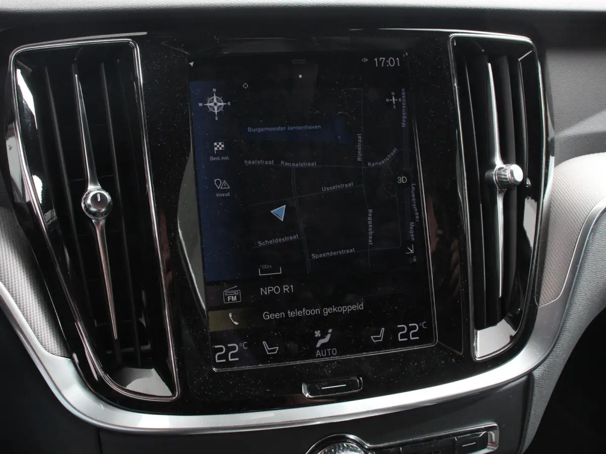 2.0 B4 R-Design Navigatie Climate control Cruise control adaptive Parkeersensoren Achteruitrijcamera Keyless Navigatie Apple Carplay/ Android Auto