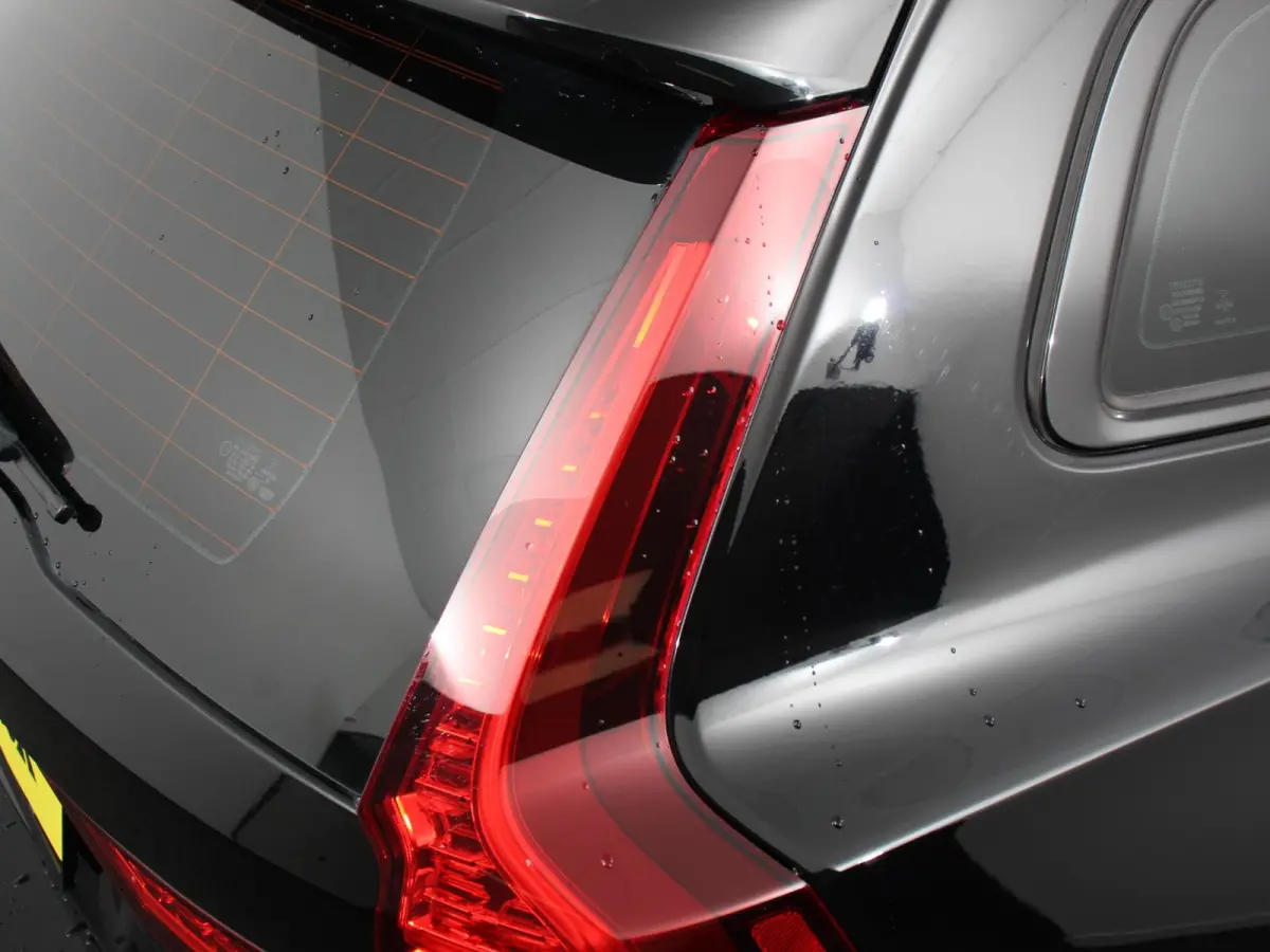 2.0 B4 R-Design Navigatie Climate control Cruise control adaptive Parkeersensoren Achteruitrijcamera Keyless Navigatie Apple Carplay/ Android Auto