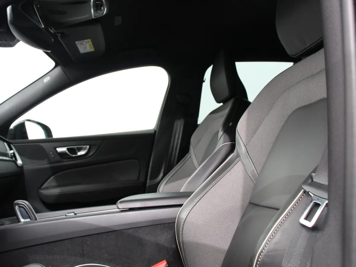 2.0 B4 R-Design Navigatie Climate control Cruise control adaptive Parkeersensoren Achteruitrijcamera Keyless Navigatie Apple Carplay/ Android Auto