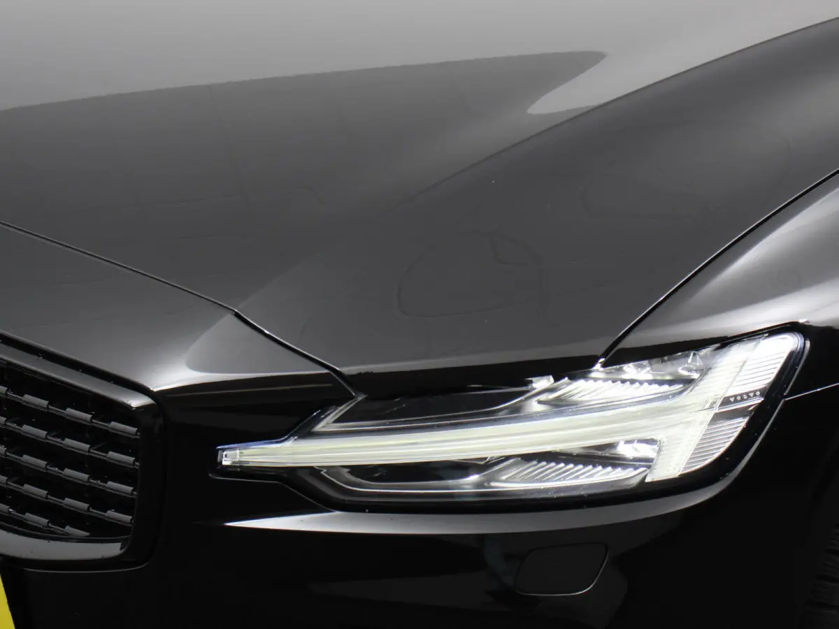 2.0 B4 R-Design Navigatie Climate control Cruise control adaptive Parkeersensoren Achteruitrijcamera Keyless Navigatie Apple Carplay/ Android Auto
