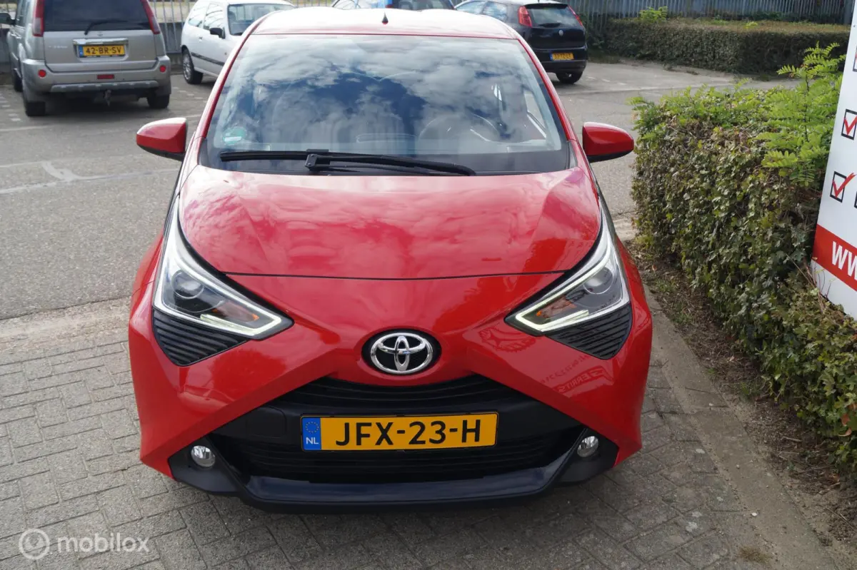 1.0 VVT-i x-joy met weinig km