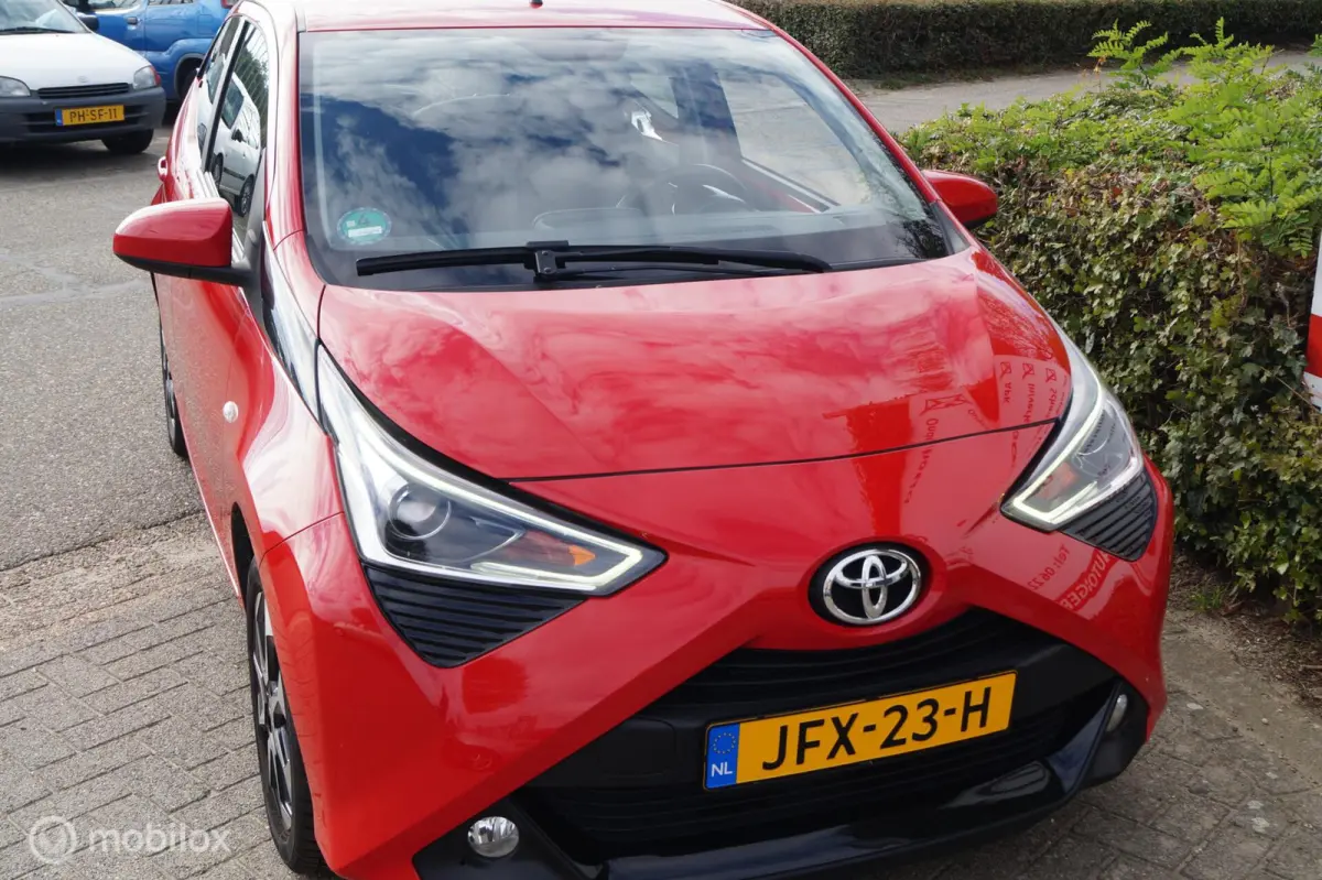 1.0 VVT-i x-joy met weinig km