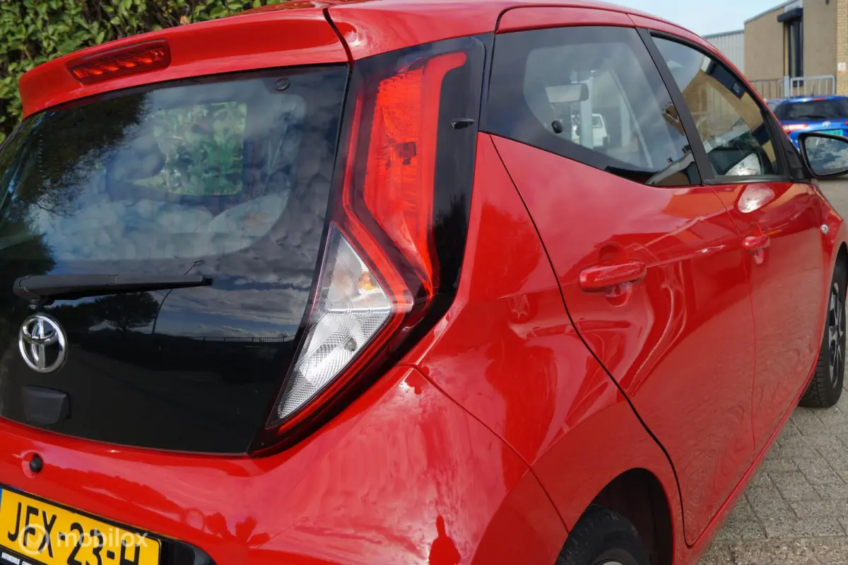 1.0 VVT-i x-joy met weinig km