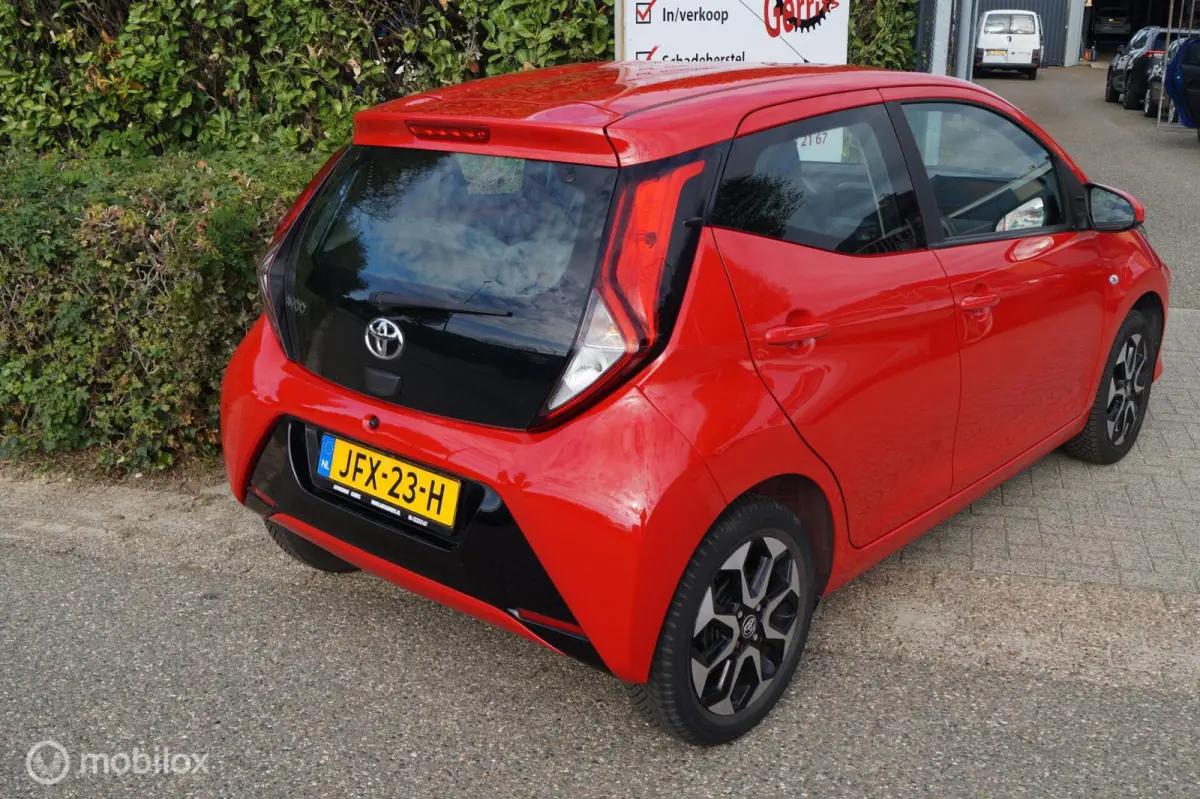 1.0 VVT-i x-joy met weinig km