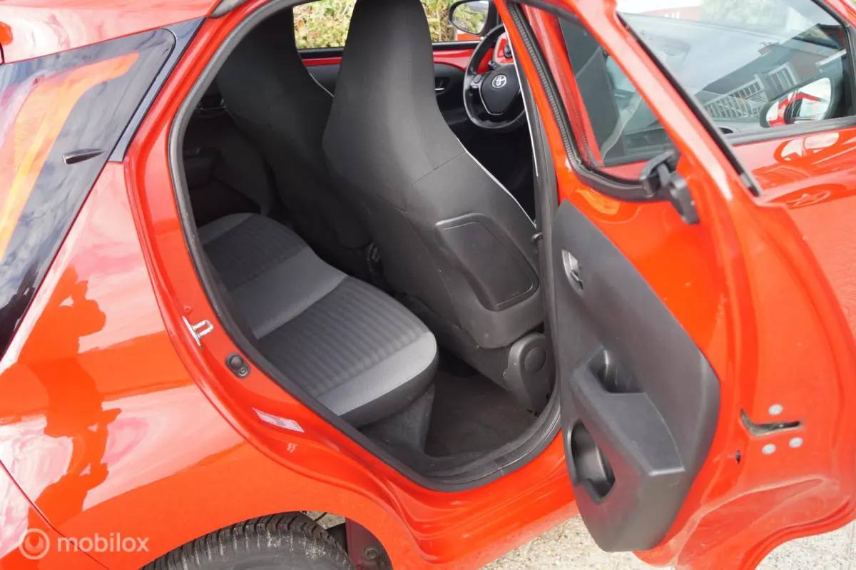 1.0 VVT-i x-joy met weinig km