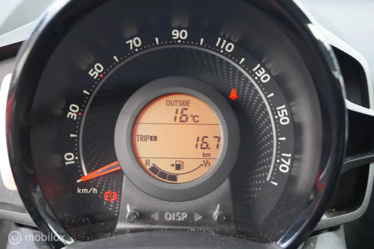 1.0 VVT-i x-joy met weinig km