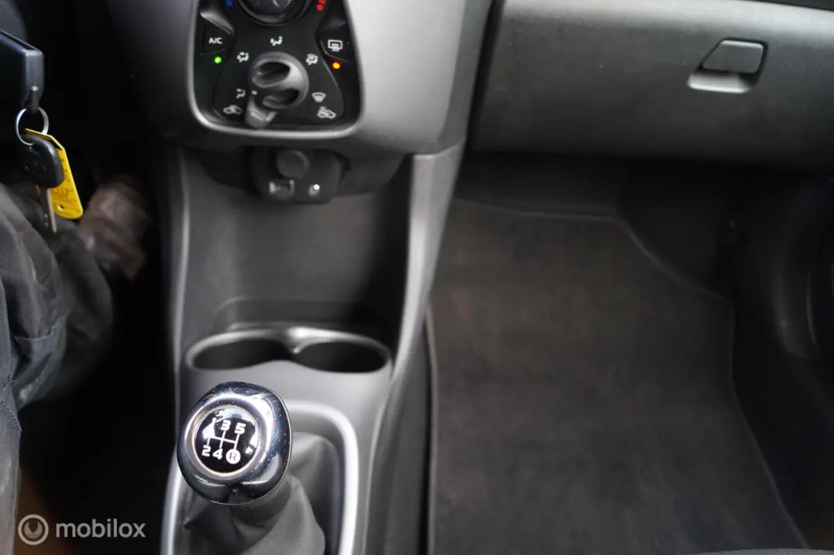 1.0 VVT-i x-joy met weinig km