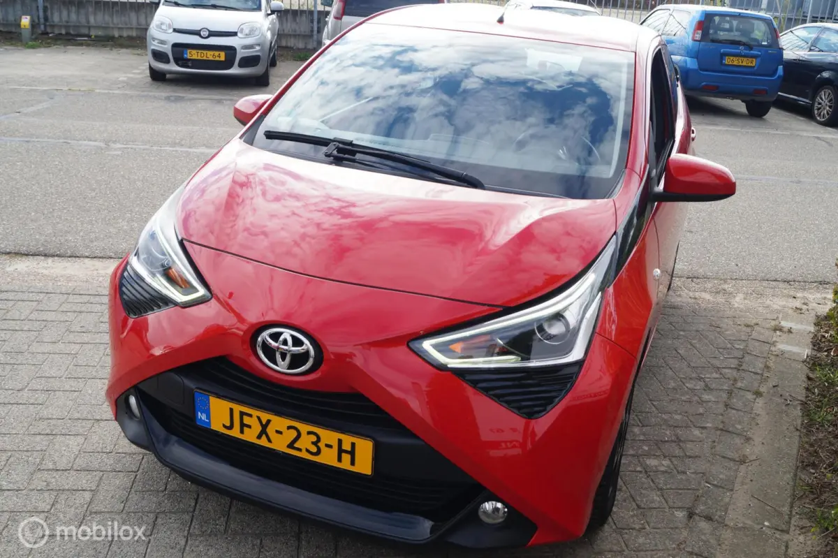 1.0 VVT-i x-joy met weinig km