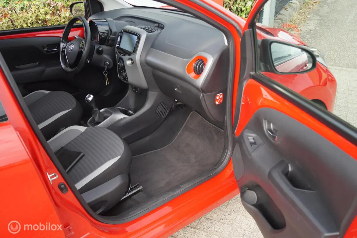 1.0 VVT-i x-joy met weinig km
