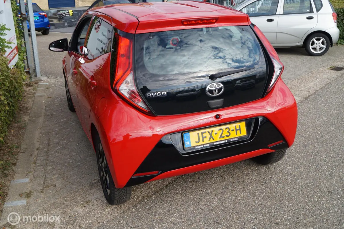 1.0 VVT-i x-joy met weinig km