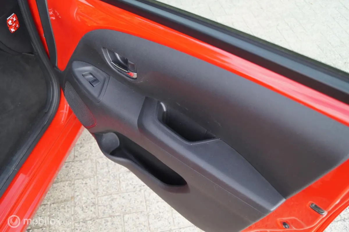 1.0 VVT-i x-joy met weinig km