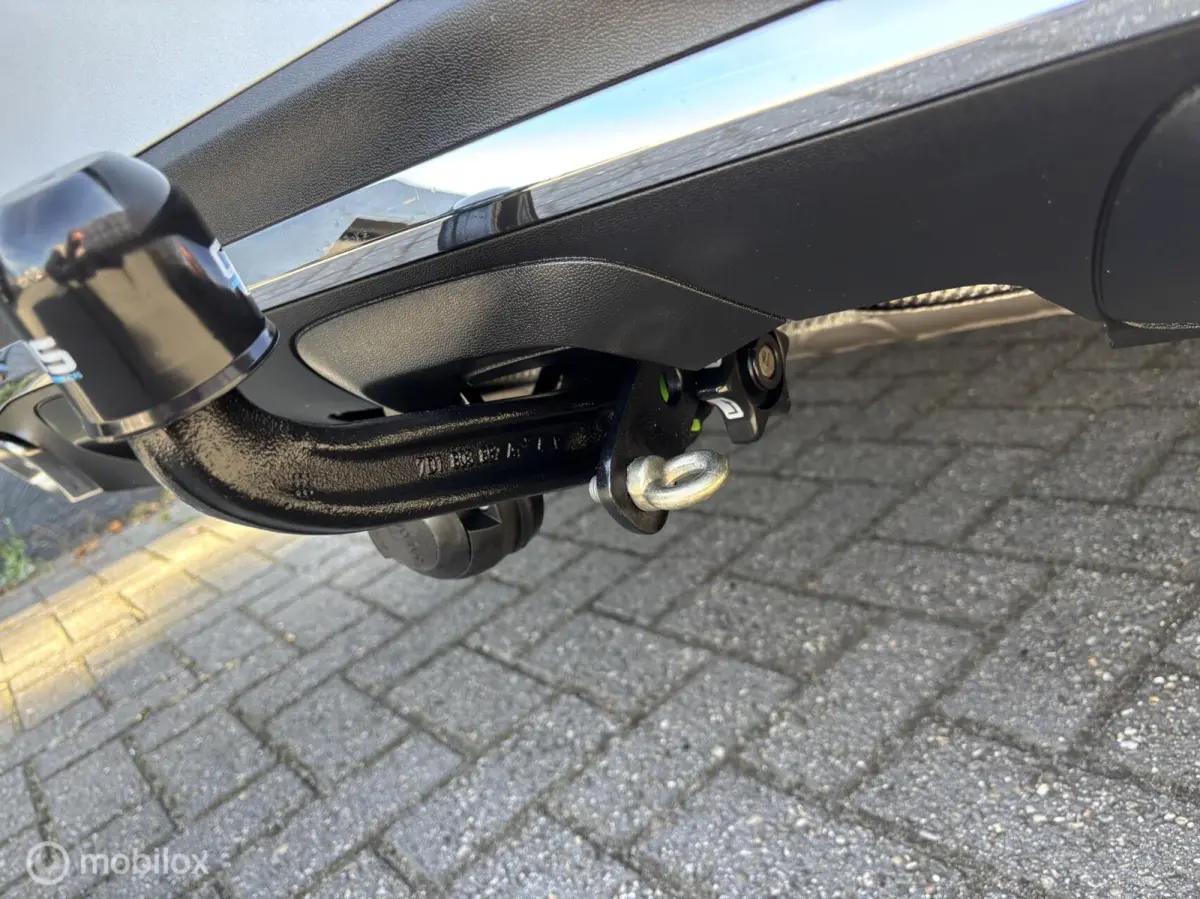 250 4MATIC Premium AMG Navi ECC Pano ILS 19"LM Camera Privacy glas
