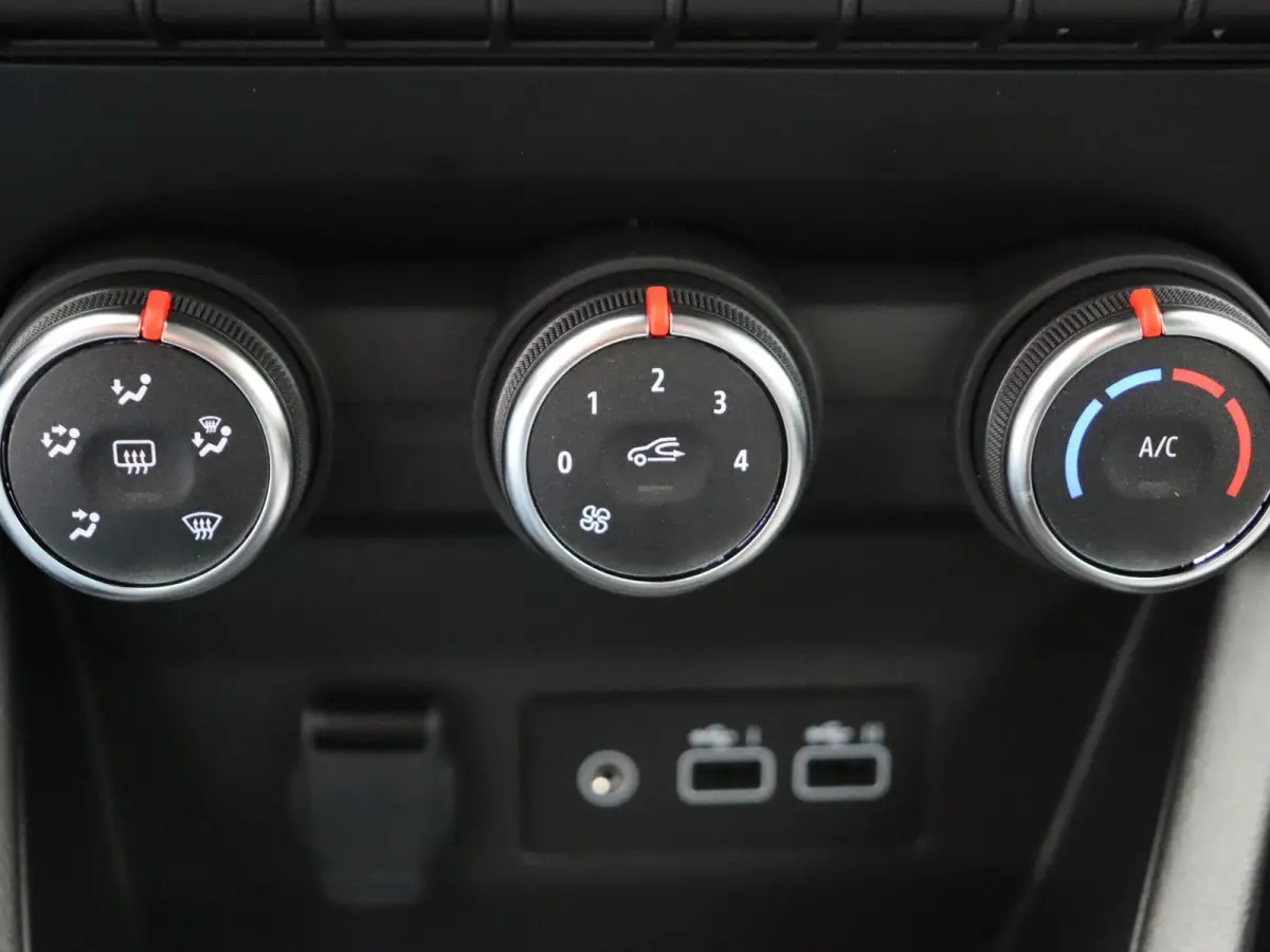 TCe 90pk Evolution | Airco | Parkeersensoren achter | Cruise control | Apple carplay | Vierseizoenbanden |