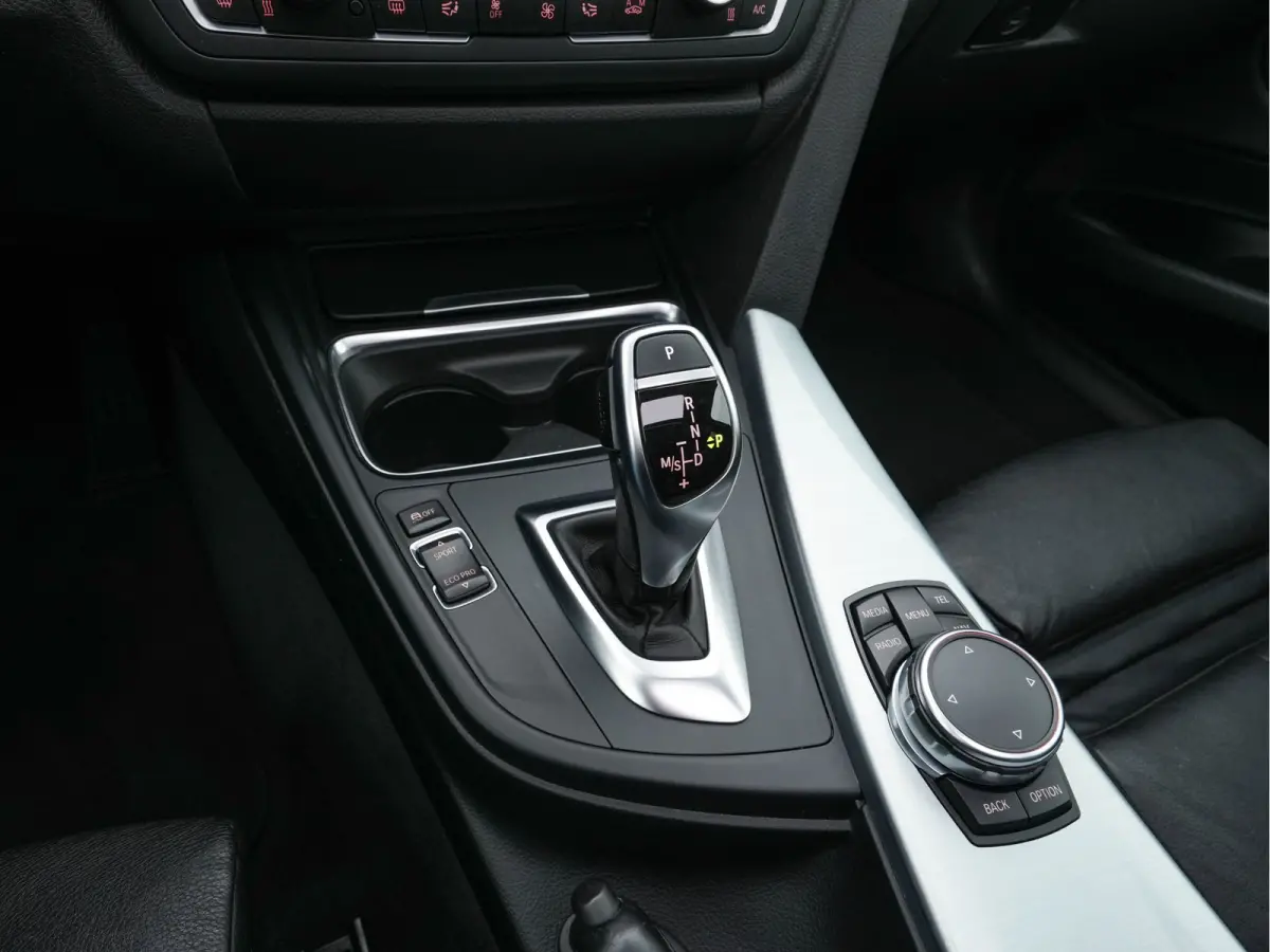 320i M-Sportpack High Executive Aut. *PANO | XENON | LEATHER | HEATED-SPORTSEATS | SHIFT-PADDLES | PRIVACY-GLASS | NAVI-FULLMAP | ECC | PDC | CRUISE | 19''ALU*