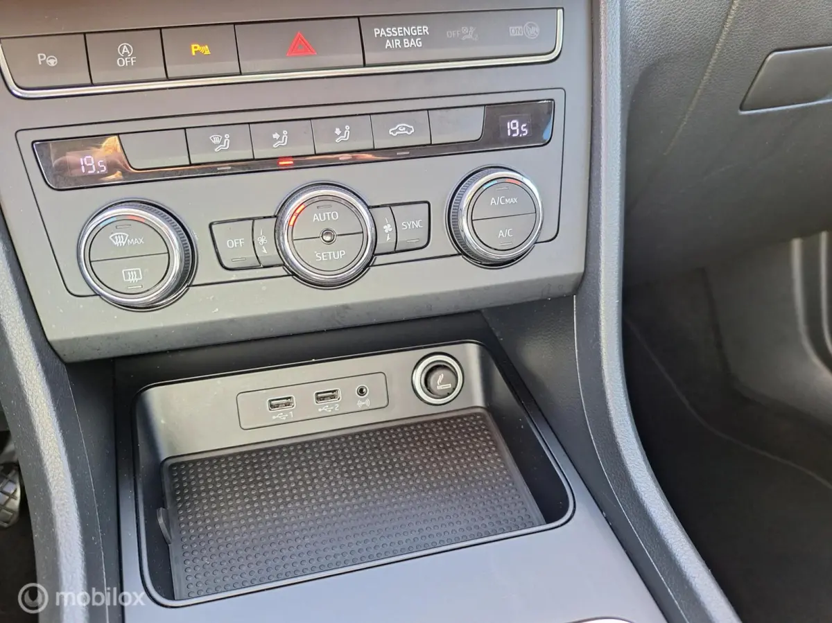 1.0 ECOTSI STYLE BUSINESS INTENSE • Carplay • Parkeerassistent •