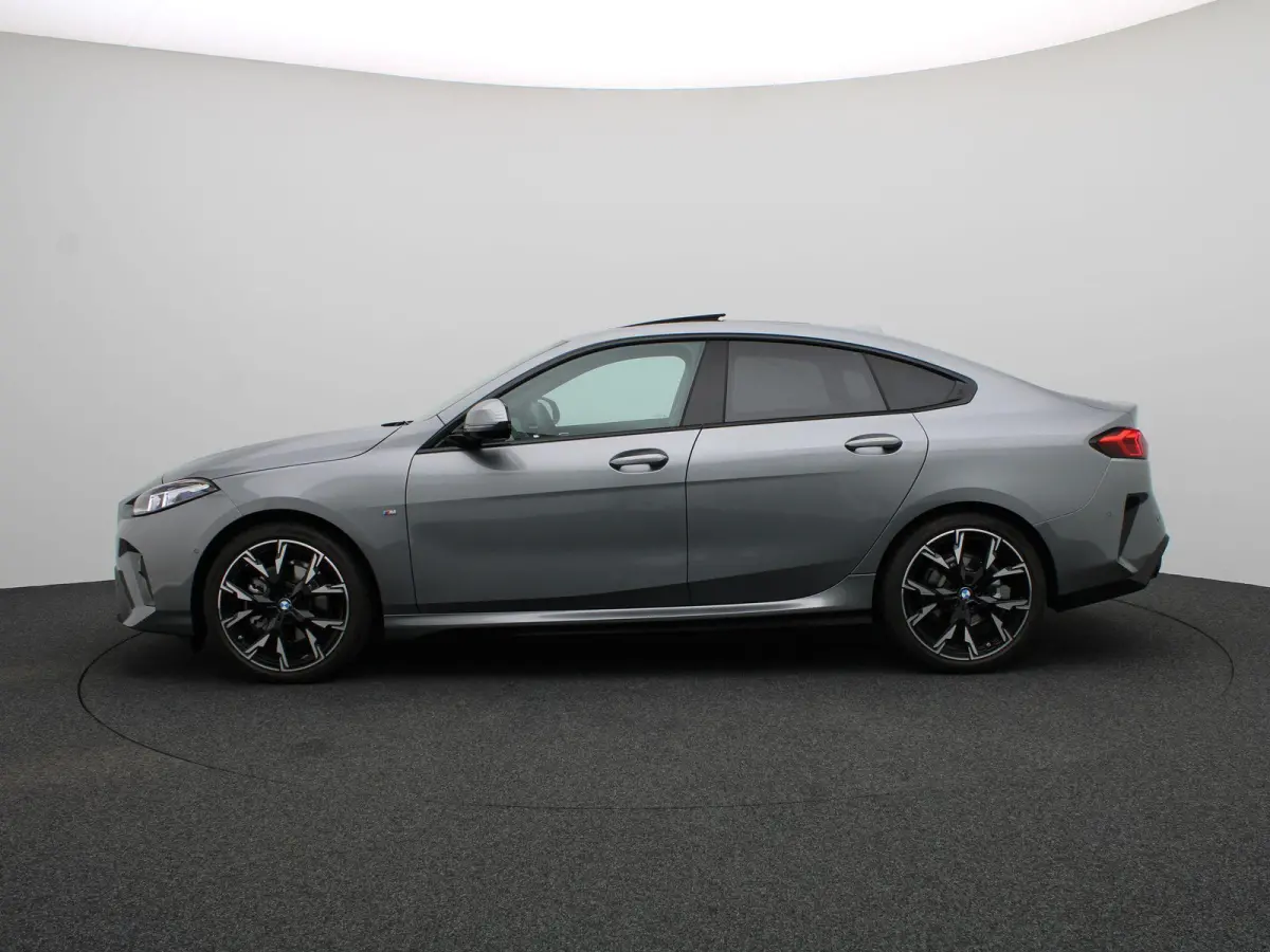 220 M Sportpakket | Premium Pack | Stuurwielrand Verwarmd | Comfort Access | Achteruitrijcamera | Panoramadak | Driving Assistant Plus | Harman Kardon | 19''