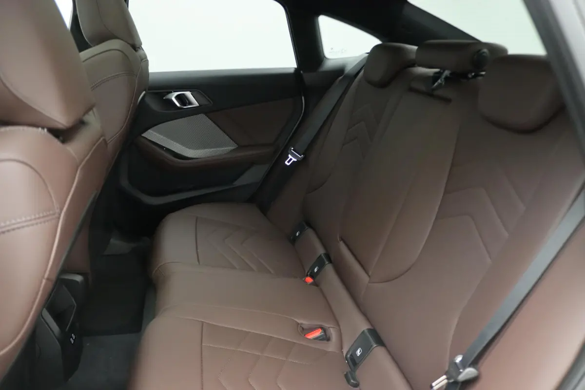 220 M Sportpakket | Premium Pack | Stuurwielrand Verwarmd | Comfort Access | Achteruitrijcamera | Panoramadak | Driving Assistant Plus | Harman Kardon | 19''