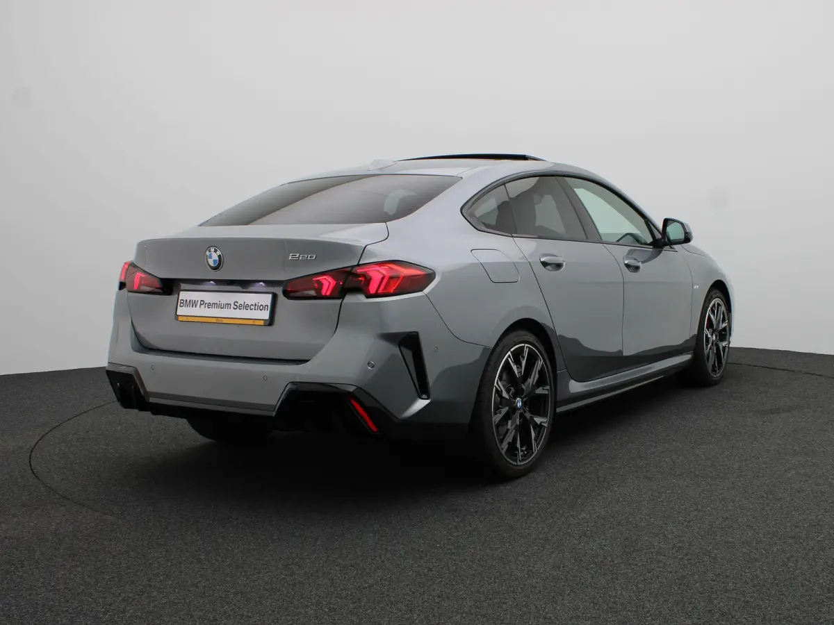 220 M Sportpakket | Premium Pack | Stuurwielrand Verwarmd | Comfort Access | Achteruitrijcamera | Panoramadak | Driving Assistant Plus | Harman Kardon | 19''