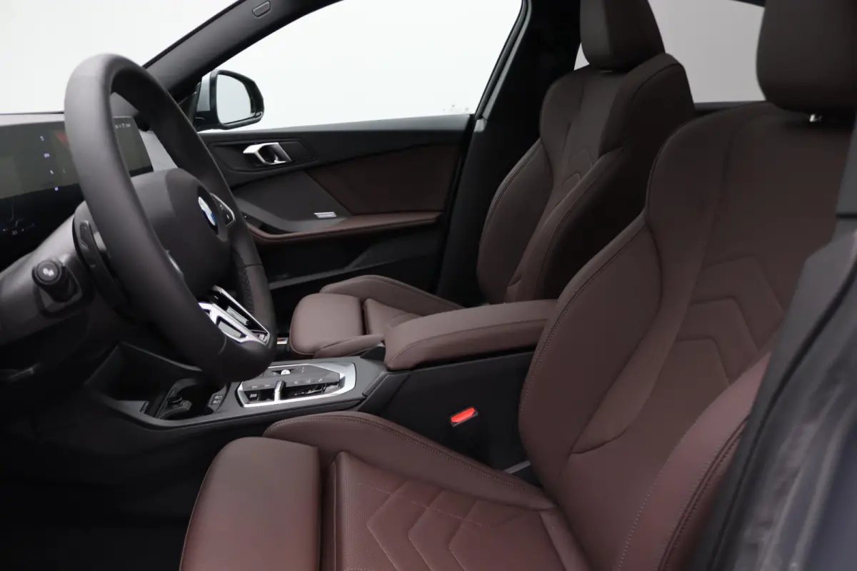 220 M Sportpakket | Premium Pack | Stuurwielrand Verwarmd | Comfort Access | Achteruitrijcamera | Panoramadak | Driving Assistant Plus | Harman Kardon | 19''