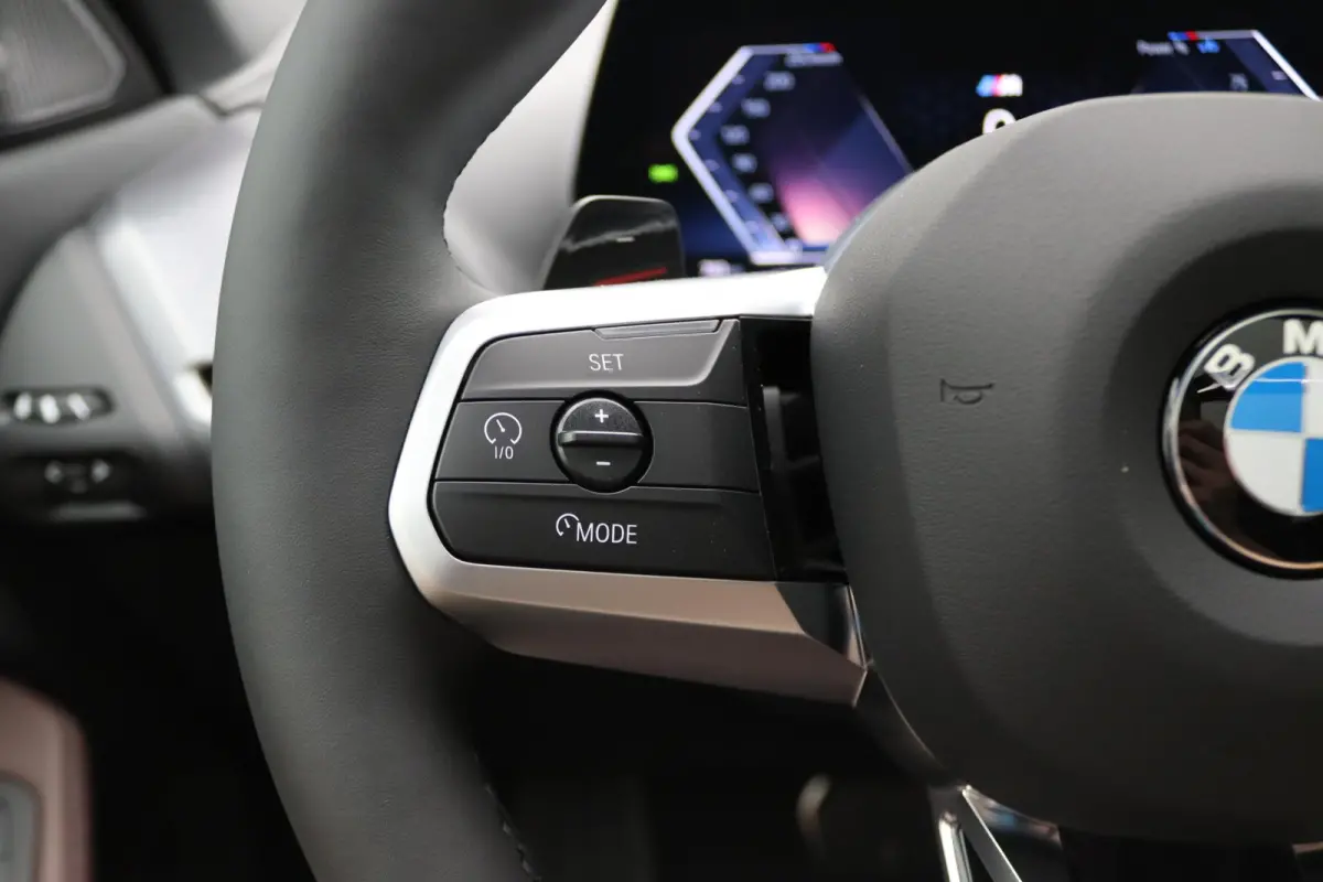 220 M Sportpakket | Premium Pack | Stuurwielrand Verwarmd | Comfort Access | Achteruitrijcamera | Panoramadak | Driving Assistant Plus | Harman Kardon | 19''