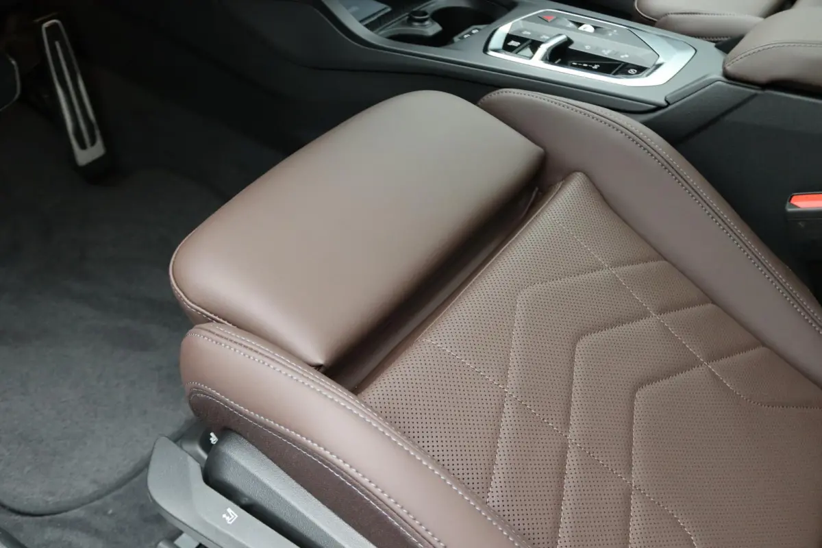 220 M Sportpakket | Premium Pack | Stuurwielrand Verwarmd | Comfort Access | Achteruitrijcamera | Panoramadak | Driving Assistant Plus | Harman Kardon | 19''