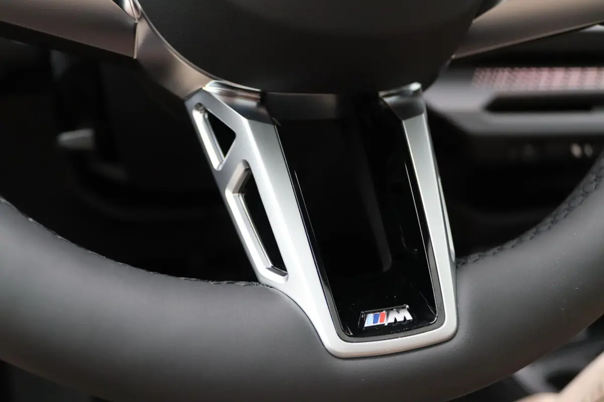 220 M Sportpakket | Premium Pack | Stuurwielrand Verwarmd | Comfort Access | Achteruitrijcamera | Panoramadak | Driving Assistant Plus | Harman Kardon | 19''