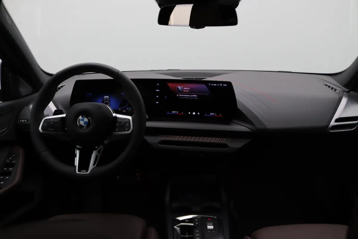 220 M Sportpakket | Premium Pack | Stuurwielrand Verwarmd | Comfort Access | Achteruitrijcamera | Panoramadak | Driving Assistant Plus | Harman Kardon | 19''