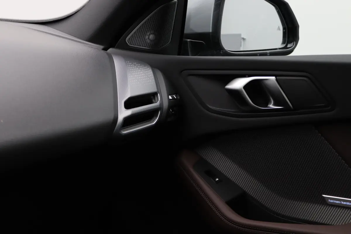 220 M Sportpakket | Premium Pack | Stuurwielrand Verwarmd | Comfort Access | Achteruitrijcamera | Panoramadak | Driving Assistant Plus | Harman Kardon | 19''