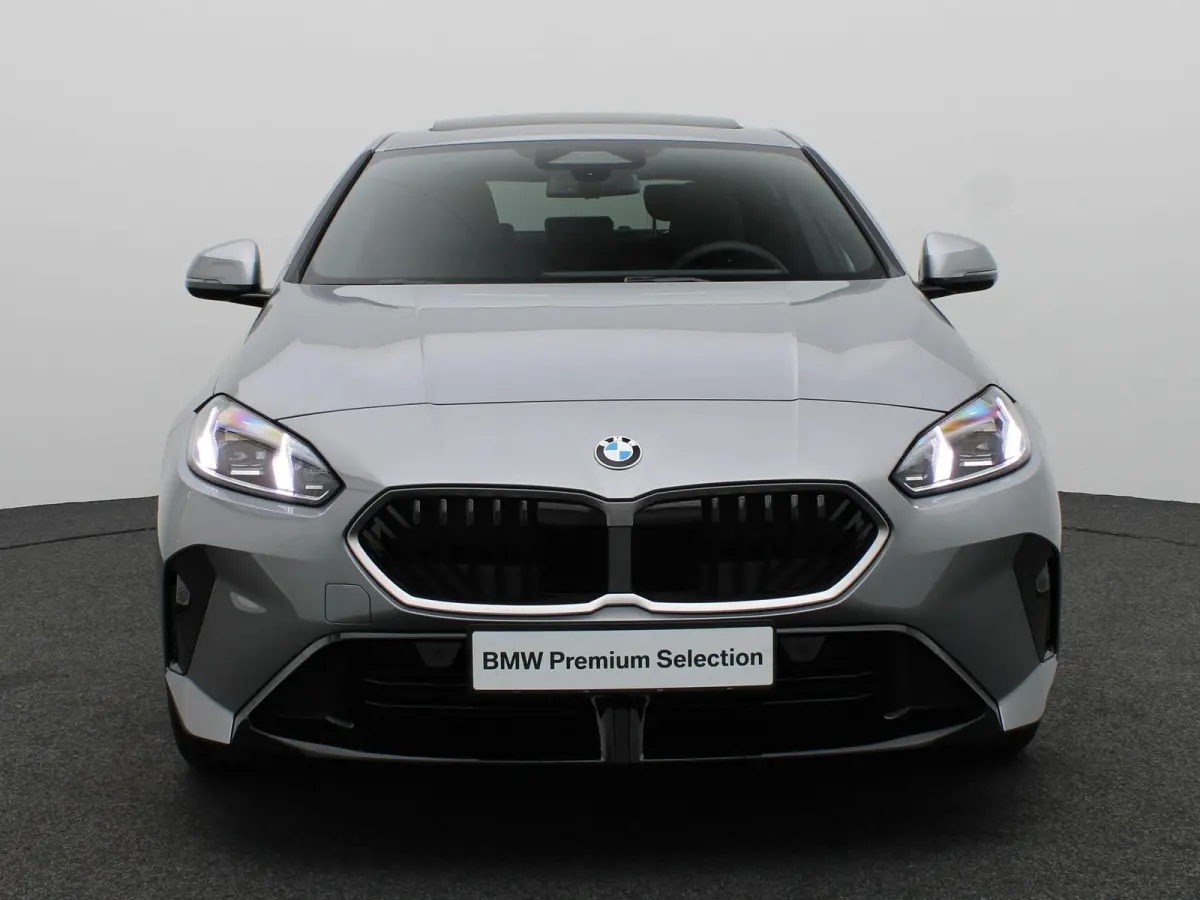 220 M Sportpakket | Premium Pack | Stuurwielrand Verwarmd | Comfort Access | Achteruitrijcamera | Panoramadak | Driving Assistant Plus | Harman Kardon | 19''