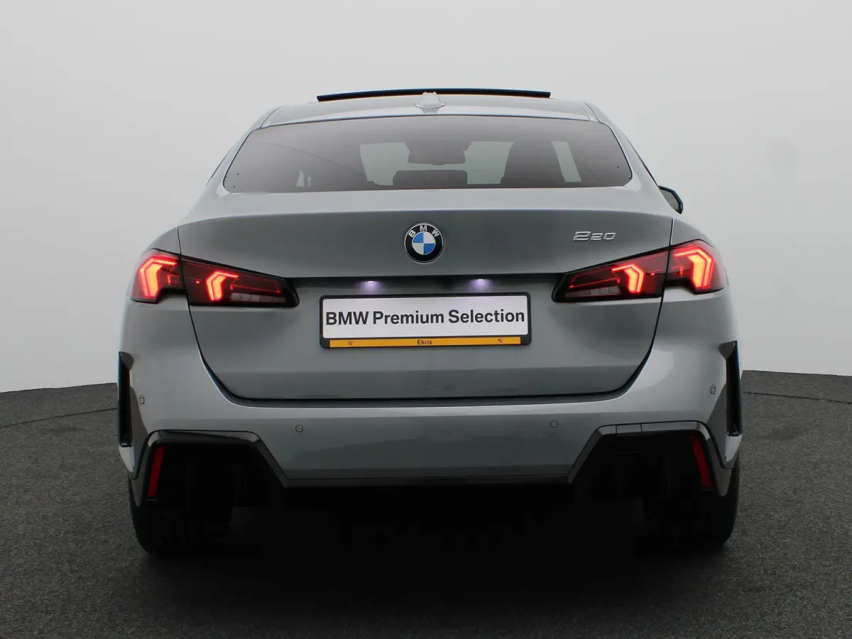 220 M Sportpakket | Premium Pack | Stuurwielrand Verwarmd | Comfort Access | Achteruitrijcamera | Panoramadak | Driving Assistant Plus | Harman Kardon | 19''