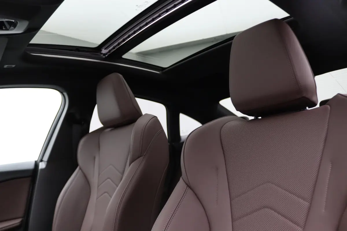 220 M Sportpakket | Premium Pack | Stuurwielrand Verwarmd | Comfort Access | Achteruitrijcamera | Panoramadak | Driving Assistant Plus | Harman Kardon | 19''