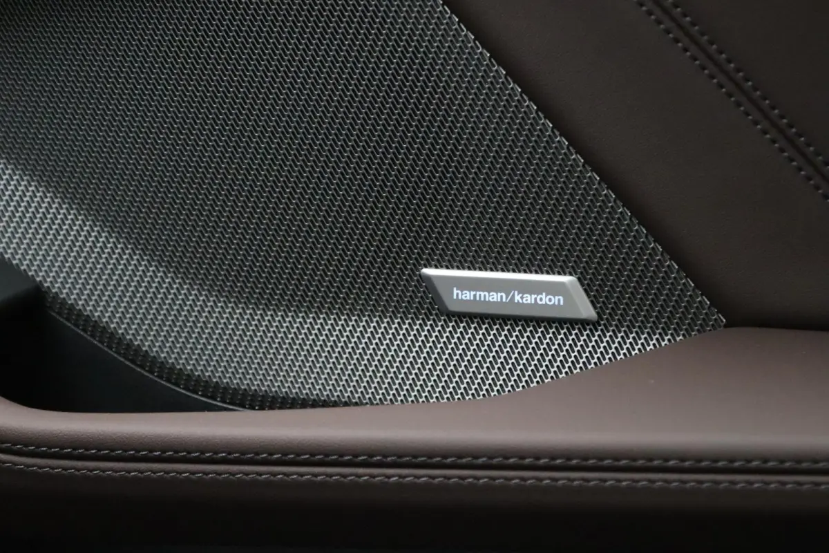220 M Sportpakket | Premium Pack | Stuurwielrand Verwarmd | Comfort Access | Achteruitrijcamera | Panoramadak | Driving Assistant Plus | Harman Kardon | 19''