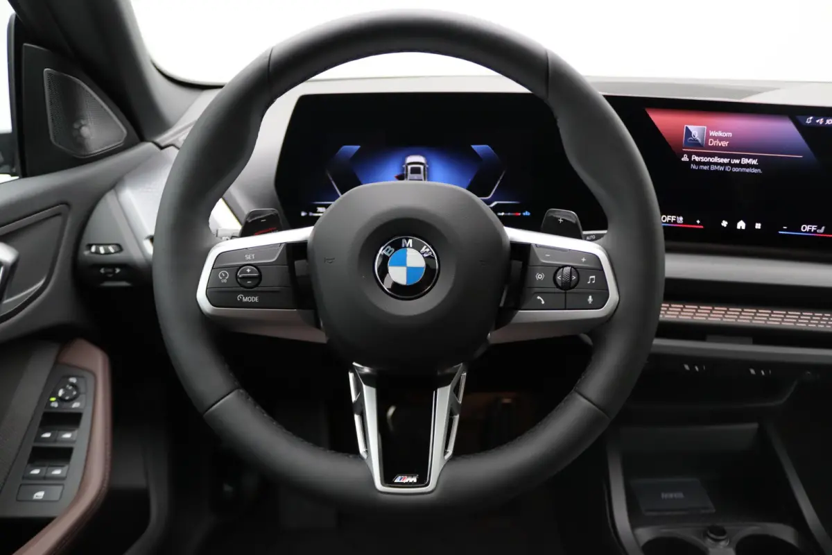 220 M Sportpakket | Premium Pack | Stuurwielrand Verwarmd | Comfort Access | Achteruitrijcamera | Panoramadak | Driving Assistant Plus | Harman Kardon | 19''