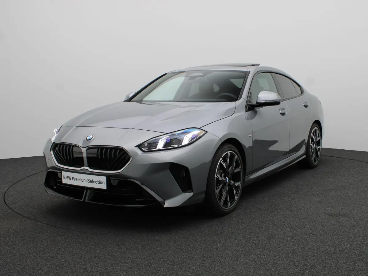 220 M Sportpakket | Premium Pack | Stuurwielrand Verwarmd | Comfort Access | Achteruitrijcamera | Panoramadak | Driving Assistant Plus | Harman Kardon | 19''