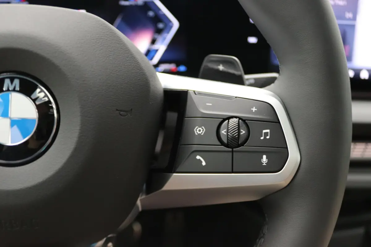 220 M Sportpakket | Premium Pack | Stuurwielrand Verwarmd | Comfort Access | Achteruitrijcamera | Panoramadak | Driving Assistant Plus | Harman Kardon | 19''