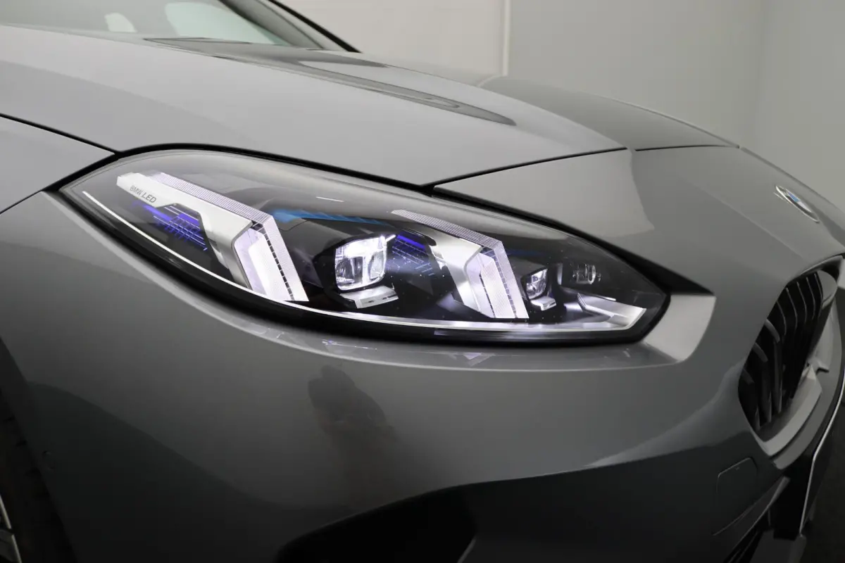 220 M Sportpakket | Premium Pack | Stuurwielrand Verwarmd | Comfort Access | Achteruitrijcamera | Panoramadak | Driving Assistant Plus | Harman Kardon | 19''