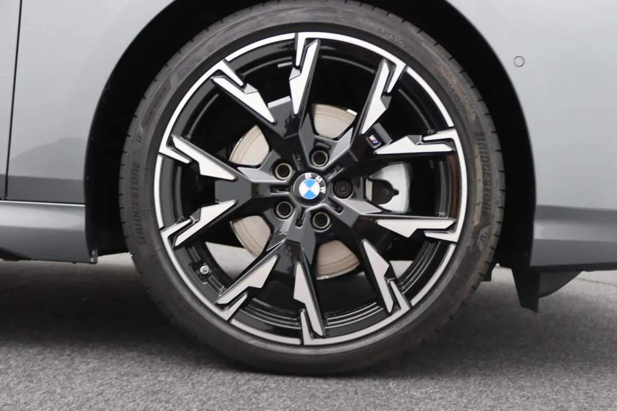 220 M Sportpakket | Premium Pack | Stuurwielrand Verwarmd | Comfort Access | Achteruitrijcamera | Panoramadak | Driving Assistant Plus | Harman Kardon | 19''