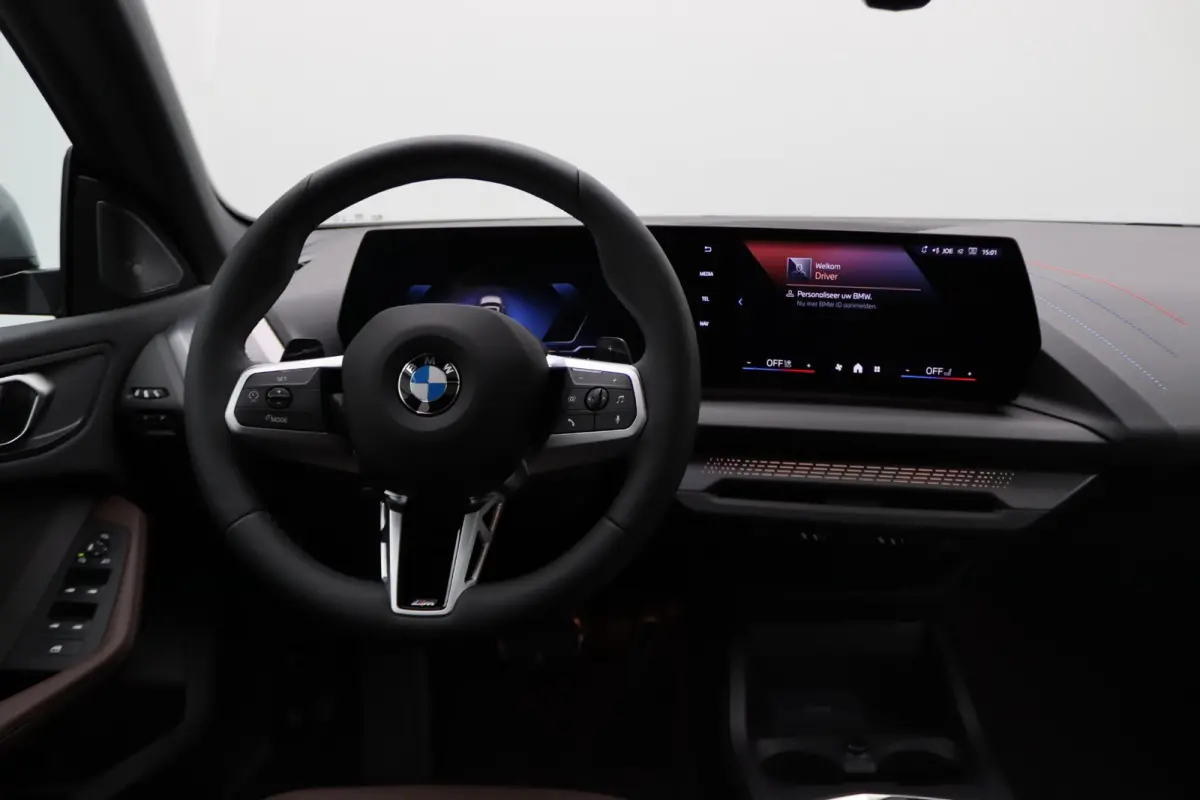 220 M Sportpakket | Premium Pack | Stuurwielrand Verwarmd | Comfort Access | Achteruitrijcamera | Panoramadak | Driving Assistant Plus | Harman Kardon | 19''