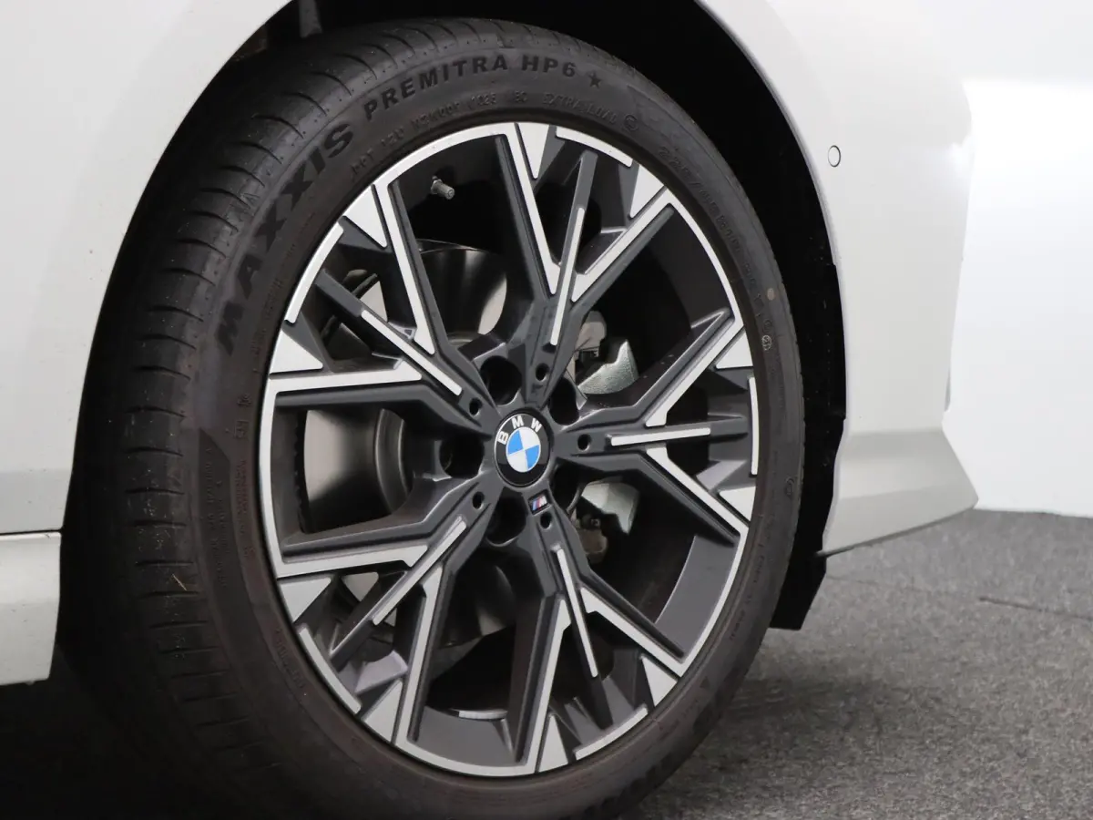 120 M Sport Design | Premium Pack | Stuurwielrand Verwarmd | Achteruitrijcamera | Driving Assistant | Parking Assistant | Harman Kardon | 18''