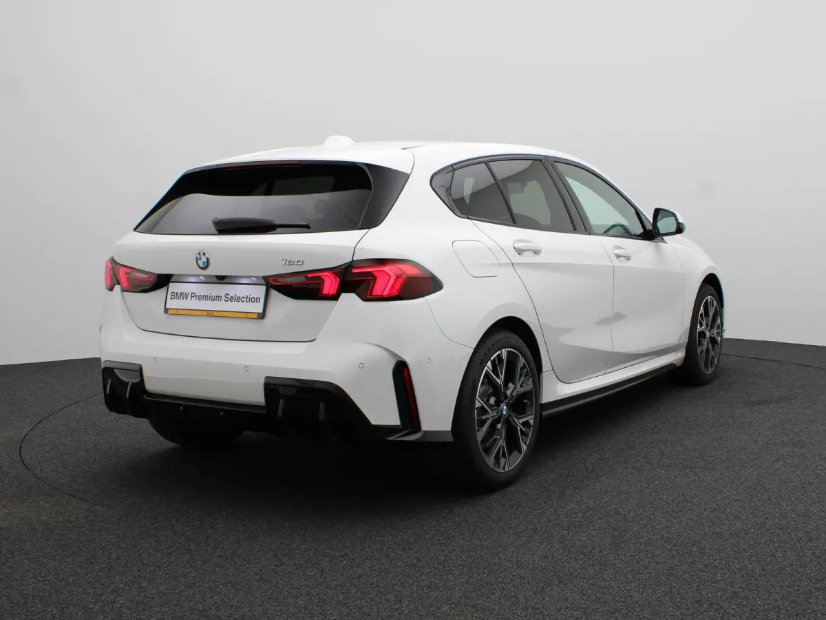 120 M Sport Design | Premium Pack | Stuurwielrand Verwarmd | Achteruitrijcamera | Driving Assistant | Parking Assistant | Harman Kardon | 18''