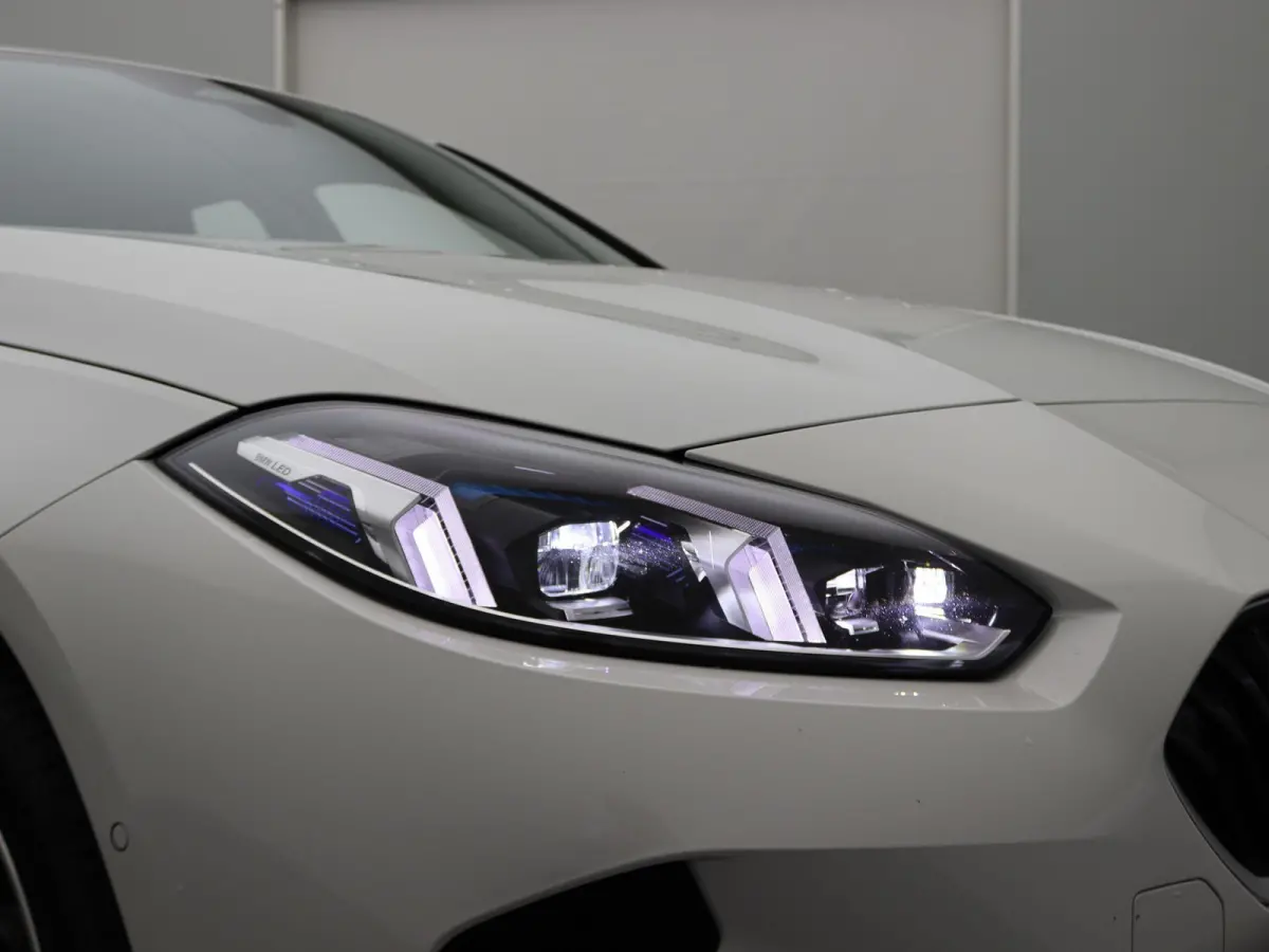 120 M Sport Design | Premium Pack | Stuurwielrand Verwarmd | Achteruitrijcamera | Driving Assistant | Parking Assistant | Harman Kardon | 18''