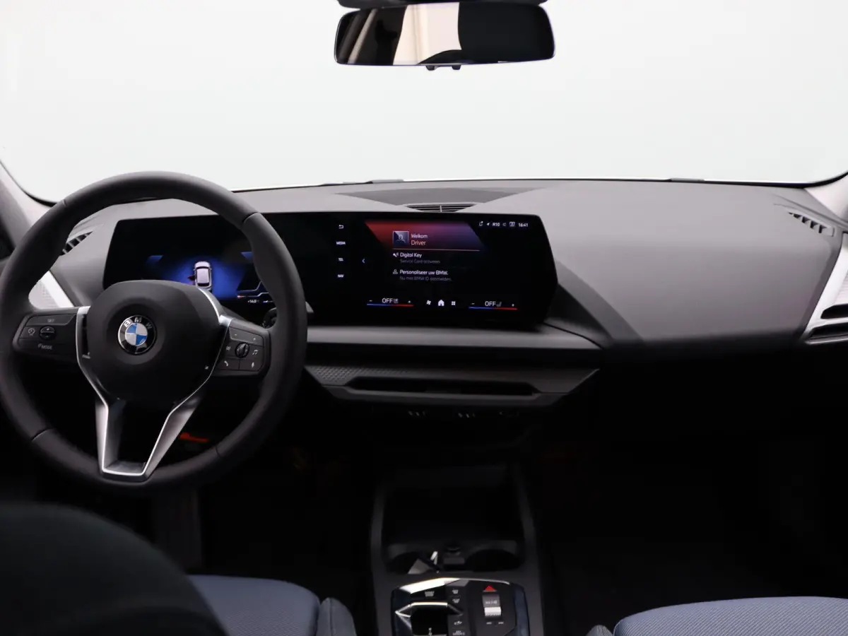 120 M Sport Design | Premium Pack | Stuurwielrand Verwarmd | Achteruitrijcamera | Driving Assistant | Parking Assistant | Harman Kardon | 18''